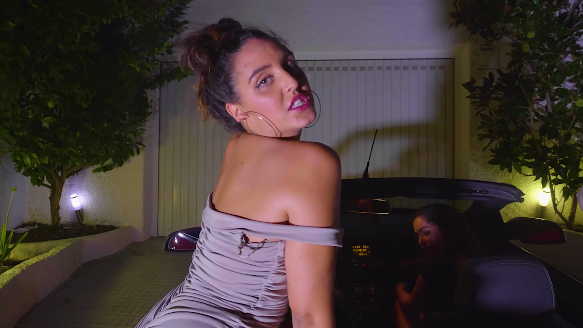 Hilary- Papi muévelo